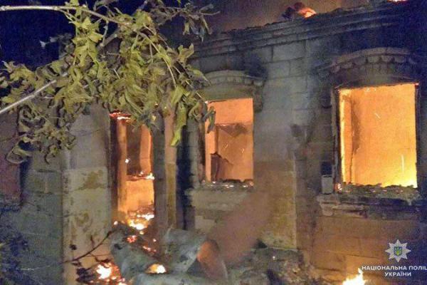 Обстрел Марьинки: снаряд попал в жилой дом, который полностью выгорел