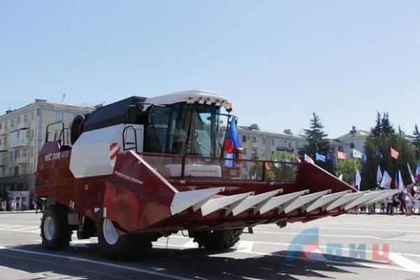 "Назад в СССР": В оккупированном Луганске провели первомайскую демонстрацию "Назад в СССР": В оккупированном Луганске провели первомайскую демонстрацию