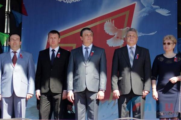 "Назад в СССР": В оккупированном Луганске провели первомайскую демонстрацию "Назад в СССР": В оккупированном Луганске провели первомайскую демонстрацию