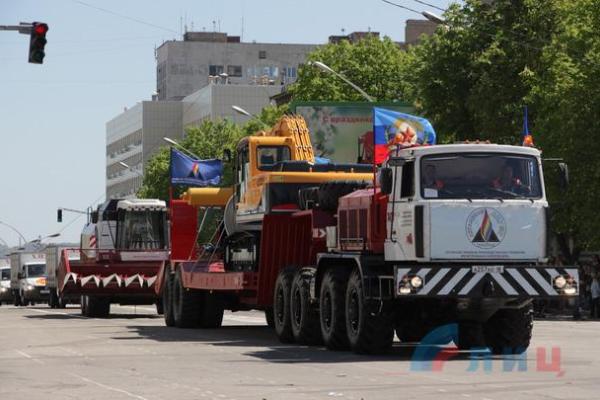 "Назад в СССР": В оккупированном Луганске провели первомайскую демонстрацию "Назад в СССР": В оккупированном Луганске провели первомайскую демонстрацию