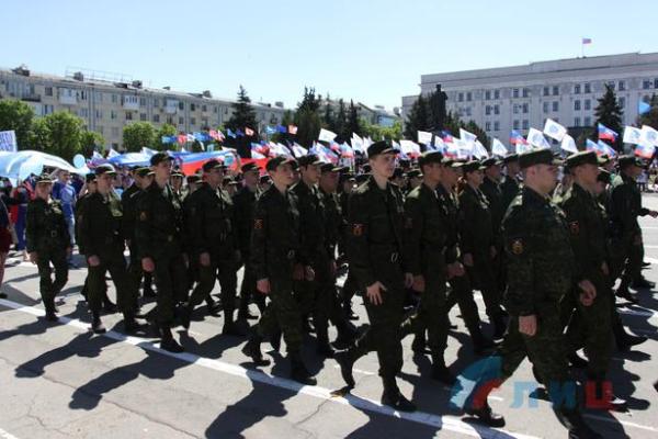 "Назад в СССР": В оккупированном Луганске провели первомайскую демонстрацию "Назад в СССР": В оккупированном Луганске провели первомайскую демонстрацию