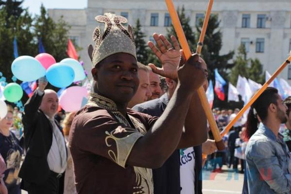 "Назад в СССР": В оккупированном Луганске провели первомайскую демонстрацию "Назад в СССР": В оккупированном Луганске провели первомайскую демонстрацию