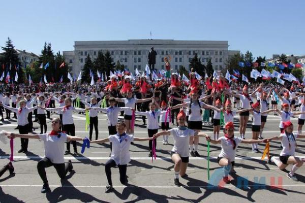 "Назад в СССР": В оккупированном Луганске провели первомайскую демонстрацию "Назад в СССР": В оккупированном Луганске провели первомайскую демонстрацию