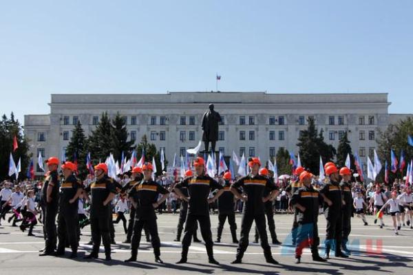 "Назад в СССР": В оккупированном Луганске провели первомайскую демонстрацию "Назад в СССР": В оккупированном Луганске провели первомайскую демонстрацию
