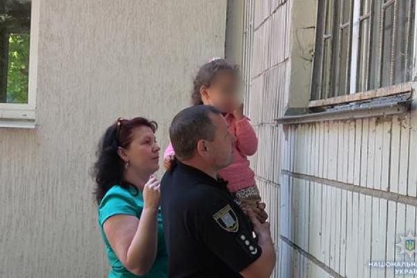 Полиция задержала женщину, которая угрожала отрезать голову 4-летнему сыну своей подруги Полиция задержала женщину, которая угрожала отрезать голову 4-летнему сыну своей подруги