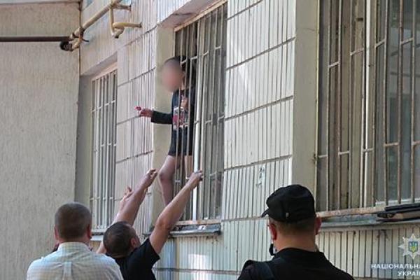 Полиция задержала женщину, которая угрожала отрезать голову 4-летнему сыну своей подруги Полиция задержала женщину, которая угрожала отрезать голову 4-летнему сыну своей подруги