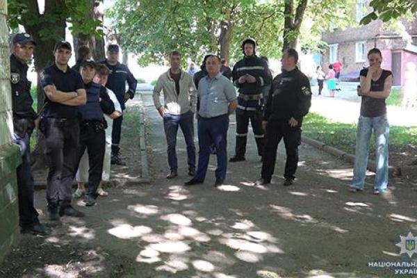 Полиция задержала женщину, которая угрожала отрезать голову 4-летнему сыну своей подруги Полиция задержала женщину, которая угрожала отрезать голову 4-летнему сыну своей подруги