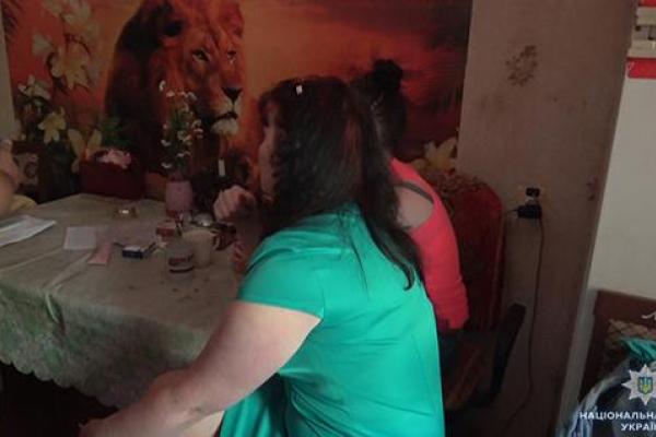 Полиция задержала женщину, которая угрожала отрезать голову 4-летнему сыну своей подруги Полиция задержала женщину, которая угрожала отрезать голову 4-летнему сыну своей подруги