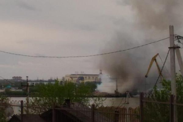 В российском Новосибирске вспыхнул пожар на бетонном заводе