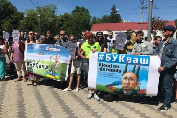 В Киеве под зданием посольства РФ установили символические гробы В Киеве под зданием посольства РФ установили символические гробы