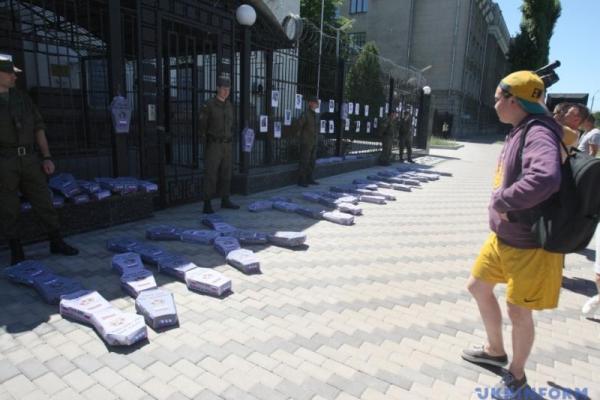 В Киеве под зданием посольства РФ установили символические гробы В Киеве под зданием посольства РФ установили символические гробы