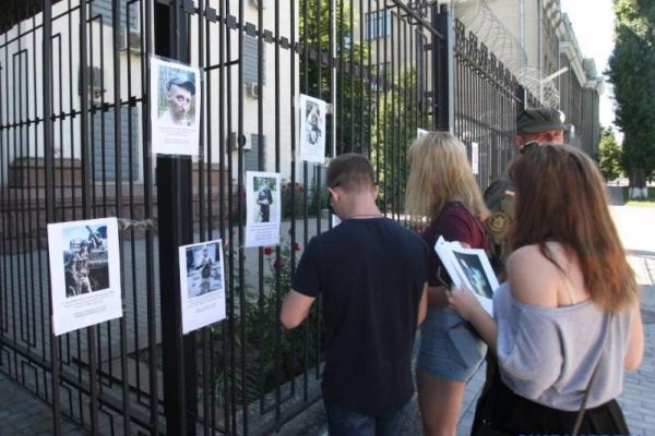 В Киеве под зданием посольства РФ установили символические гробы В Киеве под зданием посольства РФ установили символические гробы