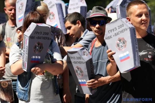 В Киеве под зданием посольства РФ установили символические гробы В Киеве под зданием посольства РФ установили символические гробы
