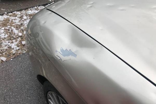 В Словении огромный град крушил автомобили и крыши домов: впечатляющее видео В Словении огромный град крушил автомобили и крыши домов: впечатляющее видео