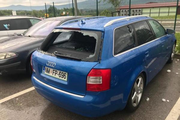 В Словении огромный град крушил автомобили и крыши домов: впечатляющее видео В Словении огромный град крушил автомобили и крыши домов: впечатляющее видео