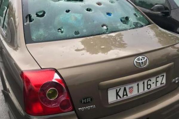 В Словении огромный град крушил автомобили и крыши домов: впечатляющее видео В Словении огромный град крушил автомобили и крыши домов: впечатляющее видео