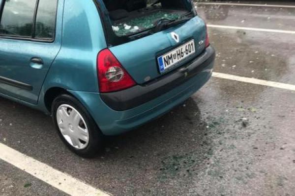 В Словении огромный град крушил автомобили и крыши домов: впечатляющее видео В Словении огромный град крушил автомобили и крыши домов: впечатляющее видео