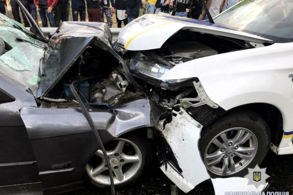 На Харьковщине BMW протаранил полицейский автомобиль: есть жертвы На Харьковщине BMW протаранил полицейский автомобиль: есть жертвы