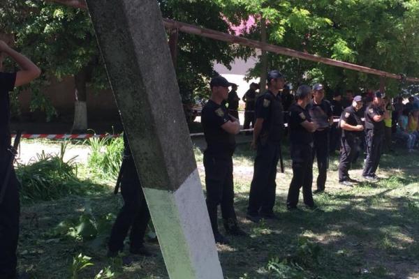 В Одесской области во время столкновения на избирательном участке пострадали 13 полицейских В Одесской области во время столкновения на избирательном участке пострадали 13 полицейских