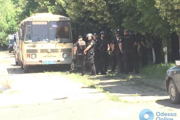В Одесской области во время столкновения на избирательном участке пострадали 13 полицейских В Одесской области во время столкновения на избирательном участке пострадали 13 полицейских