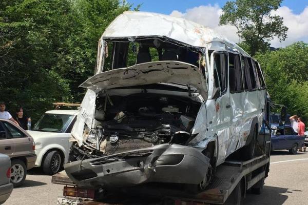 В Грузии микроавтобус со школьниками сорвался в пропасть: есть жертвы В Грузии микроавтобус со школьниками сорвался в пропасть: есть жертвы