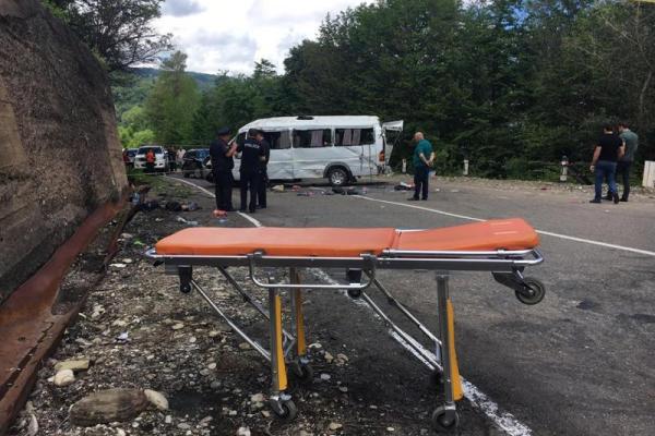 В Грузии микроавтобус со школьниками сорвался в пропасть: есть жертвы В Грузии микроавтобус со школьниками сорвался в пропасть: есть жертвы