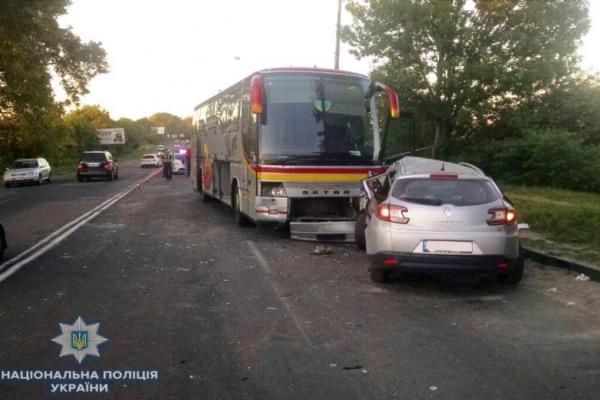 В Ровно водитель Renault спровоцировал ДТП, в котором погиб пассажир его автомобиля В Ровно водитель Renault спровоцировал ДТП, в котором погиб пассажир его автомобиля