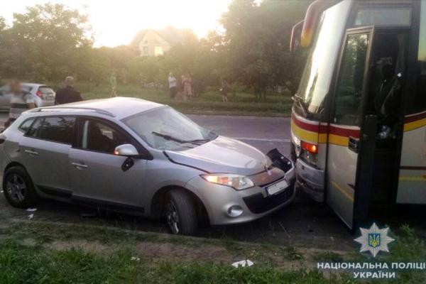 В Ровно водитель Renault спровоцировал ДТП, в котором погиб пассажир его автомобиля В Ровно водитель Renault спровоцировал ДТП, в котором погиб пассажир его автомобиля