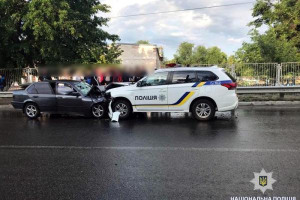 На Харьковщине BMW протаранил полицейский автомобиль: есть жертвы На Харьковщине BMW протаранил полицейский автомобиль: есть жертвы
