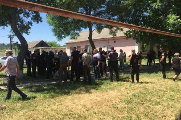 В Одесской области во время столкновения на избирательном участке пострадали 13 полицейских В Одесской области во время столкновения на избирательном участке пострадали 13 полицейских