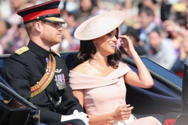 В Лондоне в честь официального дня рождения королевы Елизаветы II состоялся парад