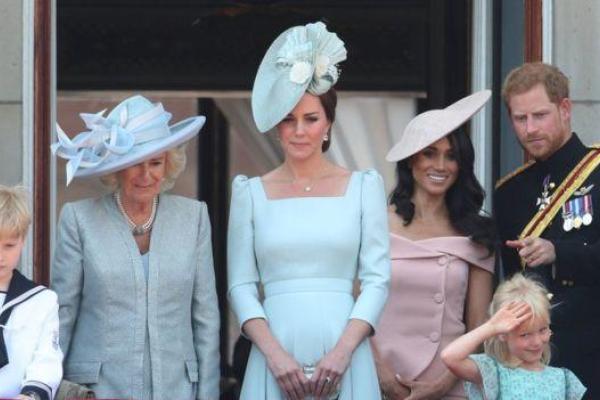 В Лондоне в честь официального дня рождения королевы Елизаветы II состоялся парад