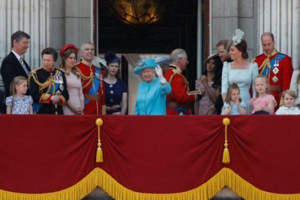 В Лондоне в честь официального дня рождения королевы Елизаветы II состоялся парад