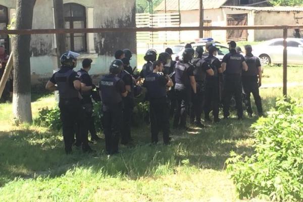 В Одесской области во время столкновения на избирательном участке пострадали 13 полицейских В Одесской области во время столкновения на избирательном участке пострадали 13 полицейских