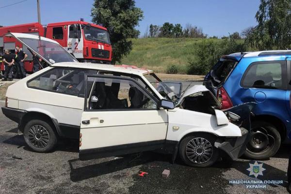 В Запорожье столкнулись три автомобиля: в ДТП погибли 2 человека, серьезно пострадали трое подростков В Запорожье столкнулись три автомобиля: в ДТП погибли 2 человека, серьезно пострадали трое подростков