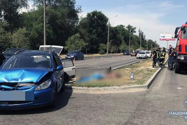 В Запорожье столкнулись три автомобиля: в ДТП погибли 2 человека, серьезно пострадали трое подростков В Запорожье столкнулись три автомобиля: в ДТП погибли 2 человека, серьезно пострадали трое подростков