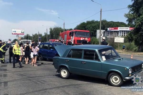 В Запорожье столкнулись три автомобиля: в ДТП погибли 2 человека, серьезно пострадали трое подростков В Запорожье столкнулись три автомобиля: в ДТП погибли 2 человека, серьезно пострадали трое подростков