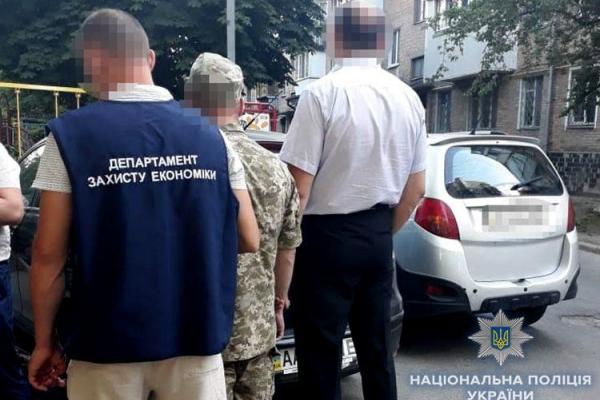 В Киеве за взятки и вымогательство задержан работник кадрового центра ВСУ В Киеве за взятки и вымогательство задержан работник кадрового центра ВСУ