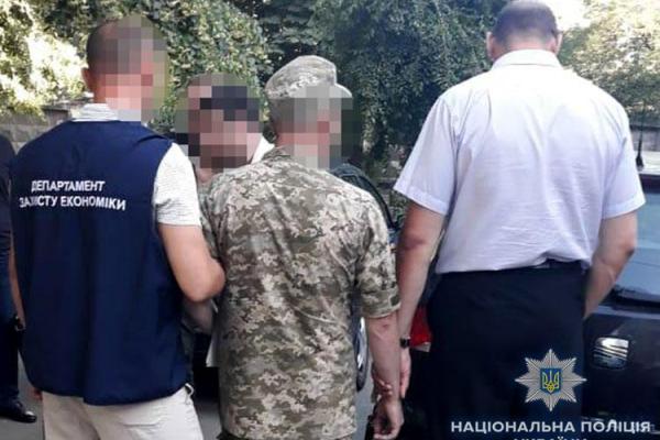 В Киеве за взятки и вымогательство задержан работник кадрового центра ВСУ В Киеве за взятки и вымогательство задержан работник кадрового центра ВСУ