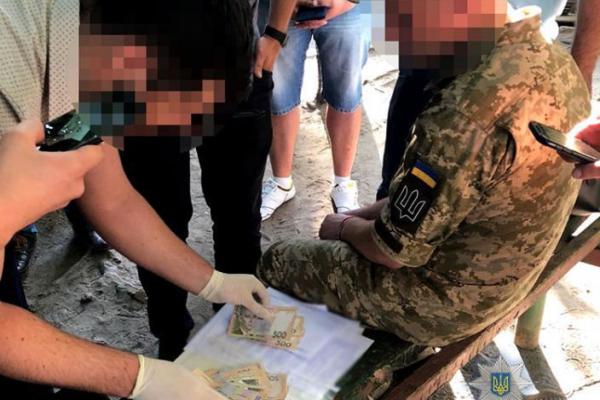 В Киеве за взятки и вымогательство задержан работник кадрового центра ВСУ В Киеве за взятки и вымогательство задержан работник кадрового центра ВСУ