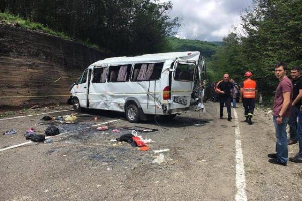 В Грузии микроавтобус со школьниками сорвался в пропасть: есть жертвы В Грузии микроавтобус со школьниками сорвался в пропасть: есть жертвы