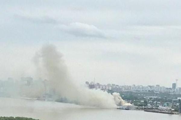 В российском Новосибирске вспыхнул пожар на бетонном заводе