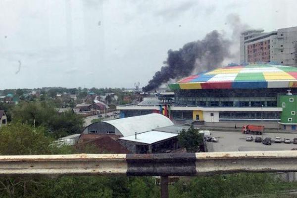 В российском Новосибирске вспыхнул пожар на бетонном заводе