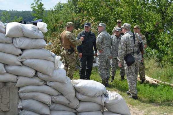 Анатолий Дмитриев проинспектировал блокпосты в Харьковской области Анатолий Дмитриев проинспектировал блокпосты в Харьковской области