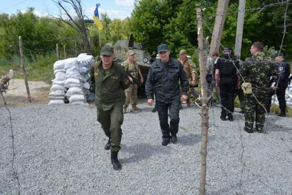 Анатолий Дмитриев проинспектировал блокпосты в Харьковской области Анатолий Дмитриев проинспектировал блокпосты в Харьковской области