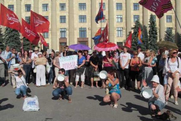 В Харькове милиции пришлось разнимать сторонников Антимайдана и Евромайдана В Харькове милиции пришлось разнимать сторонников Антимайдана и Евромайдана