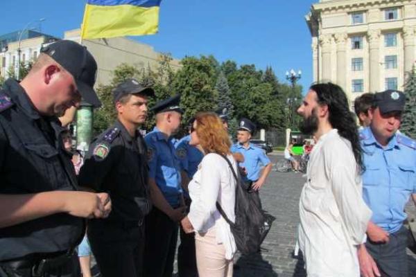 В Харькове милиции пришлось разнимать сторонников Антимайдана и Евромайдана В Харькове милиции пришлось разнимать сторонников Антимайдана и Евромайдана