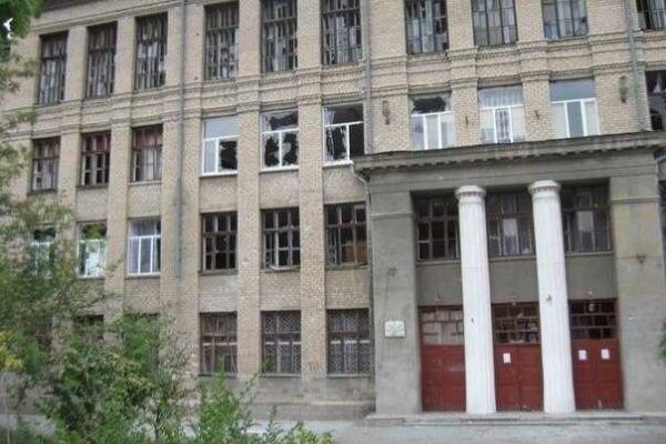 Российские оккупанты обстреливают школы Луганска