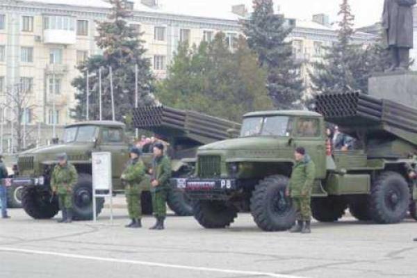 Луганской «народной милиции» вручили «боевое знамя» и освятили гаубицы и «Грады» Луганской «народной милиции» вручили «боевое знамя» и освятили гаубицы и «Грады»
