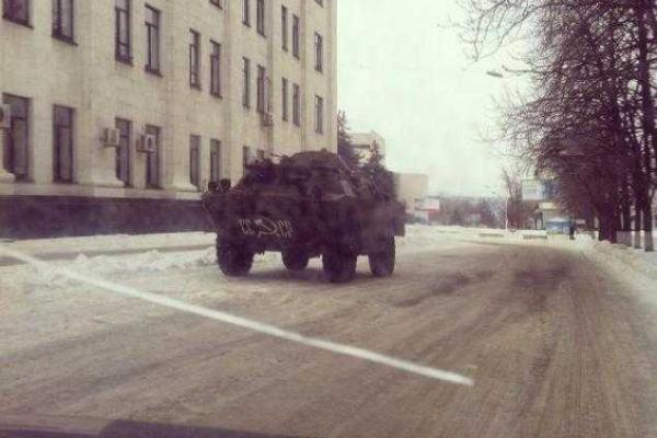 Боевики "паркуют" военную технику прямо в центре Луганска